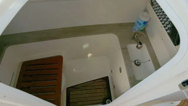 Slide: The Image of Boston Whaler 320 Vantage 2023 - 12