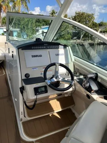 Slide: The Image of Boston Whaler 320 Vantage 2023 - 4
