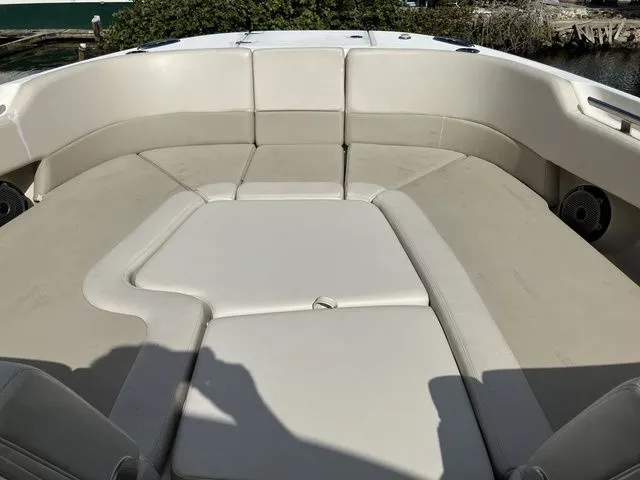 Slide: The Image of Boston Whaler 320 Vantage 2023 - 5