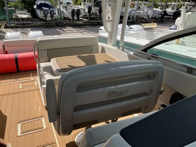 Slide: The Image of Boston Whaler 320 Vantage 2023 - 6