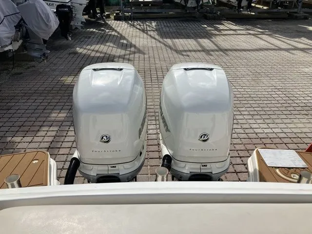 Slide: The Image of Boston Whaler 320 Vantage 2023 - 7