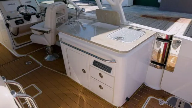 Slide: The Image of Boston Whaler 320 Vantage 2023 - 9