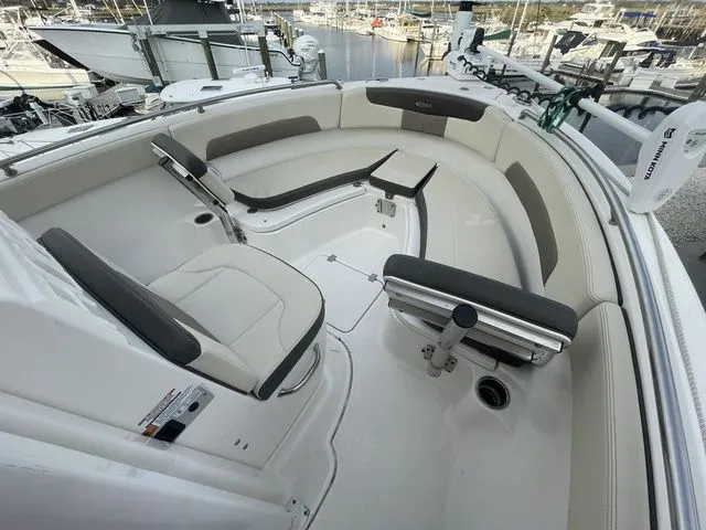 Slide: The Image of Robalo R222 Explorer 2020 - 4
