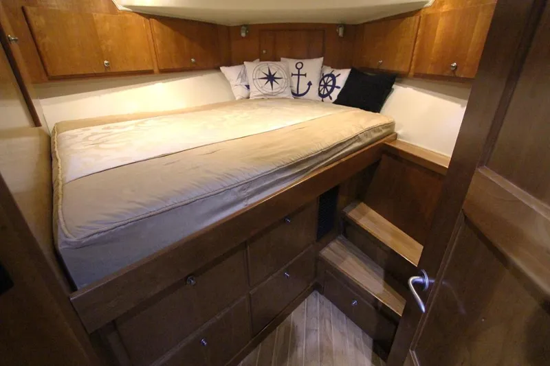 Slide: The Image of 2006 Navigator 5400 yacht master bath - 24