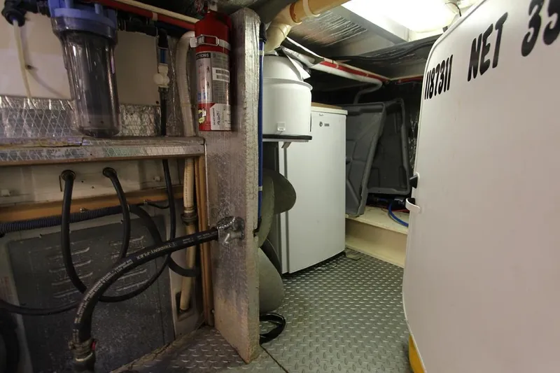 Slide: The Image of 2006 Navigator 5400 yacht guest bathroom - 27