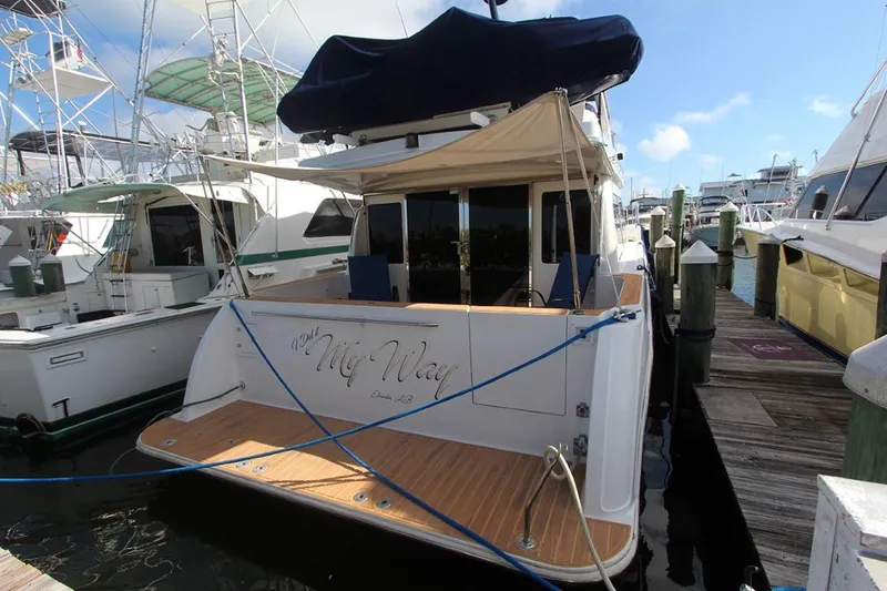 Slide: The Image of 2006 Navigator 5400 yacht Stern view - 33