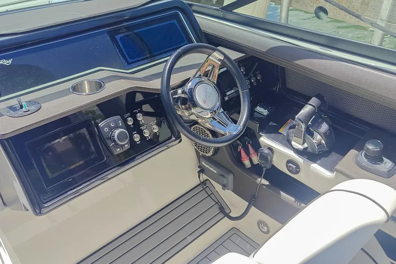 Slide: The Image of Sea Ray SLX 310 2018 - 14