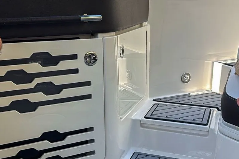 Slide: The Image of Sea Ray SLX 310 2018 - 15