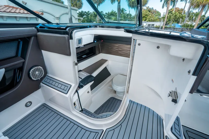 Slide: The Image of Sea Ray SLX 310 2018 - 23