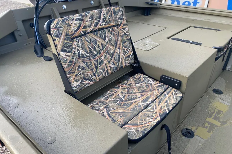 Slide: The Image of 2026 G3 Gator Tough 18 CCJ boat seat with camouflage pattern. - 10