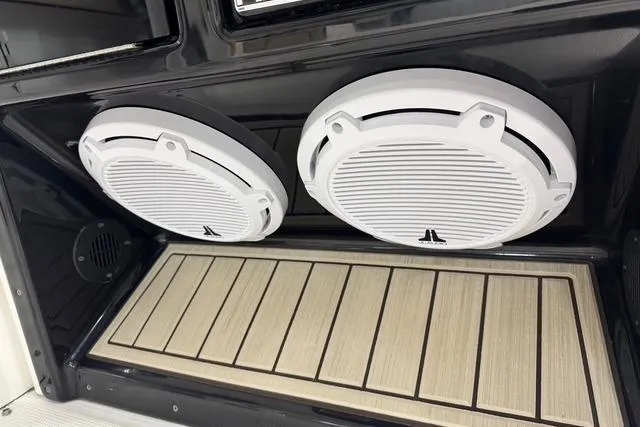 Slide: The Image of 2021 Yamaha Boats 255 FSH Sport E speakers and deck detail. - 15