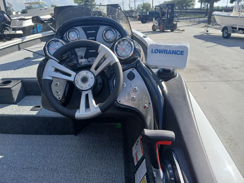 Slide: The Image of Tracker Pro Team 190 TX 2024 - 2