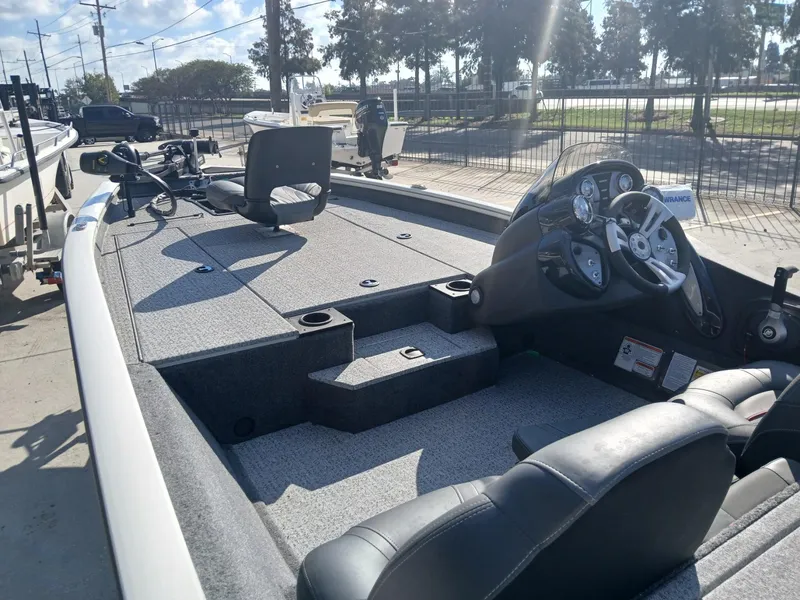 Slide: The Image of Tracker Pro Team 190 TX 2024 - 4