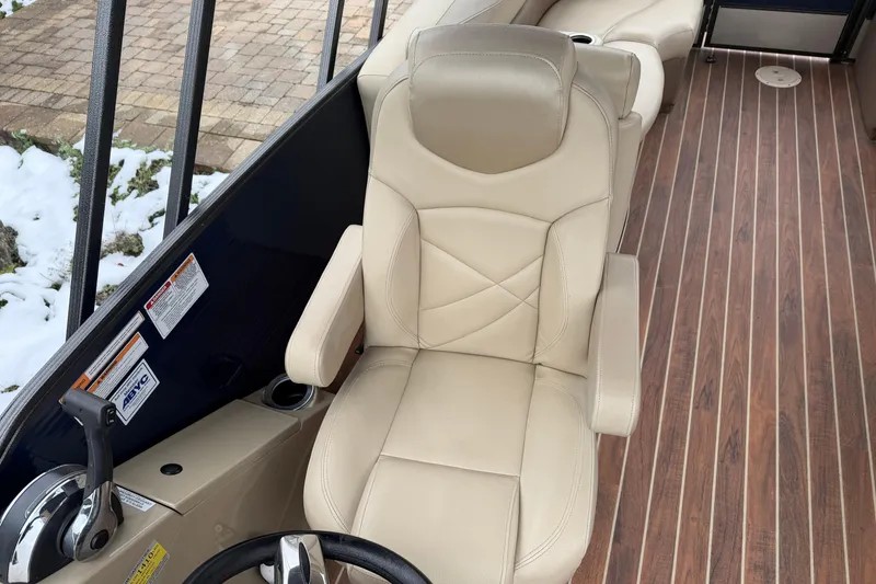 Slide: The Image of Captain's chair on 2017 Crest 230SL Classic boat with wood-style flooring. - 9