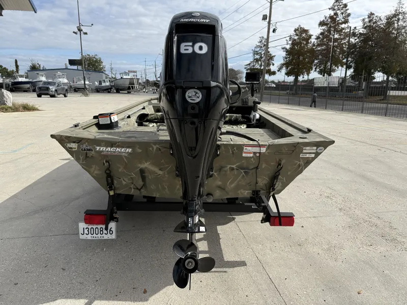 Slide: The Image of Tracker Grizzly 1754SC 2025 - 10