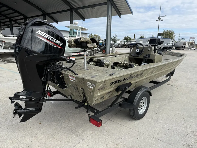 Slide: The Image of Tracker Grizzly 1754SC 2025 - 11