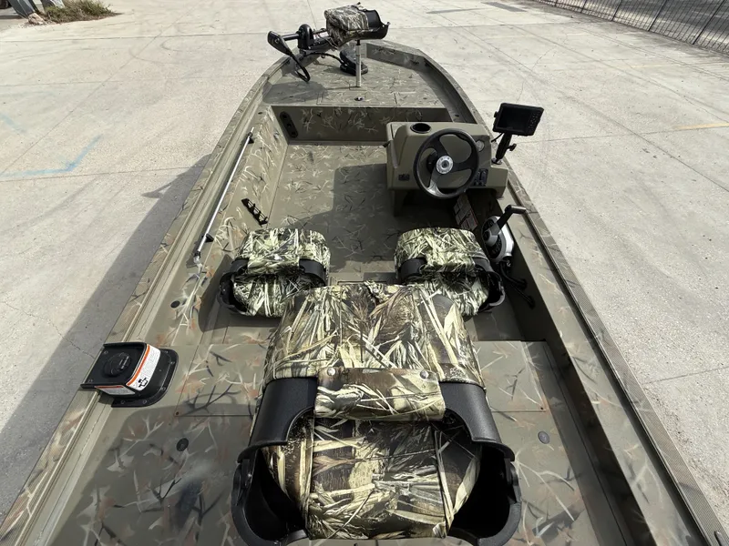 Slide: The Image of Tracker Grizzly 1754SC 2025 - 12