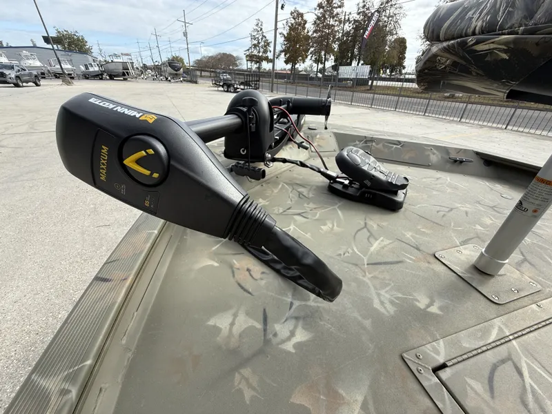 Slide: The Image of Tracker Grizzly 1754SC 2025 - 13