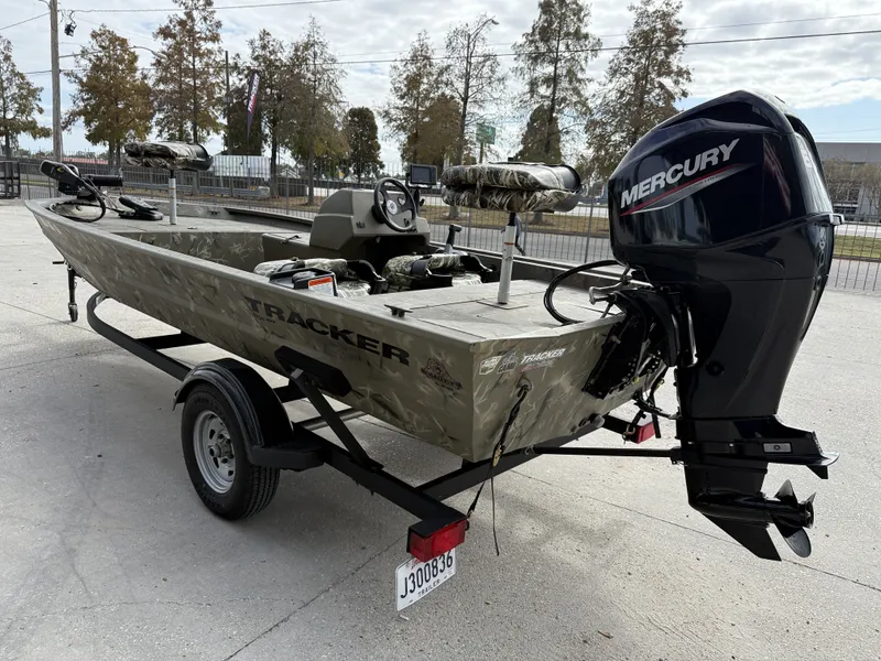 Slide: The Image of Tracker Grizzly 1754SC 2025 - 3