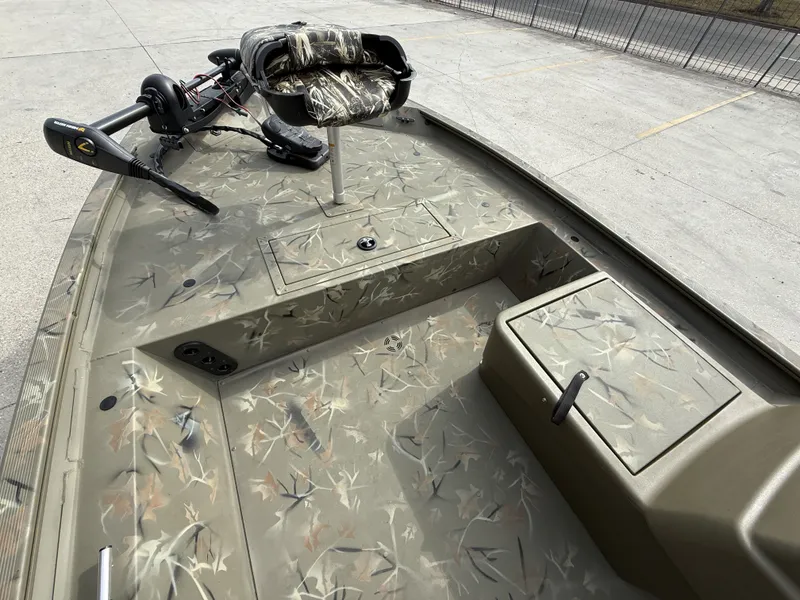 Slide: The Image of Tracker Grizzly 1754SC 2025 - 4