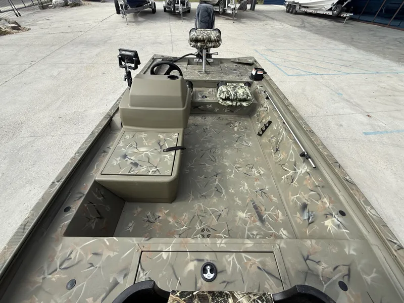 Slide: The Image of Tracker Grizzly 1754SC 2025 - 5