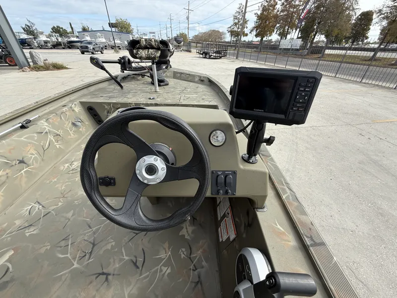 Slide: The Image of Tracker Grizzly 1754SC 2025 - 6