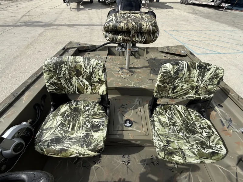 Slide: The Image of Tracker Grizzly 1754SC 2025 - 7