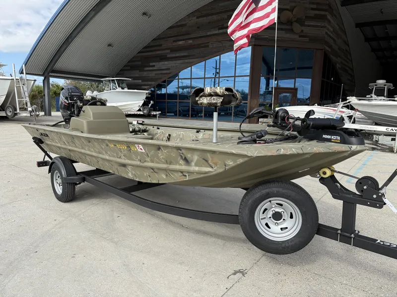 Slide: The Image of Tracker Grizzly 1754SC 2025 - 8