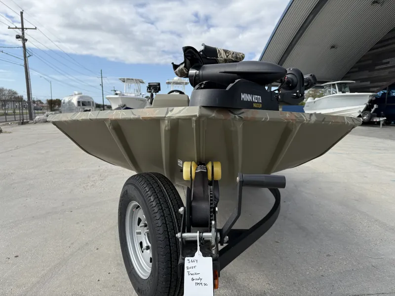 Slide: The Image of Tracker Grizzly 1754SC 2025 - 9