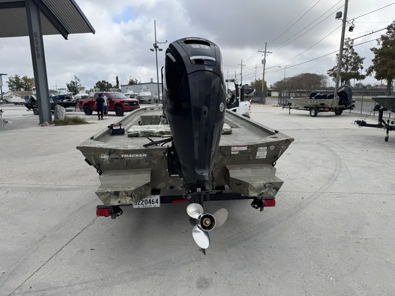 Slide: The Image of Tracker Grizzly 1860 CC 2024 - 10