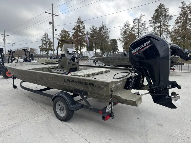 Slide: The Image of Tracker Grizzly 1860 CC 2024 - 3