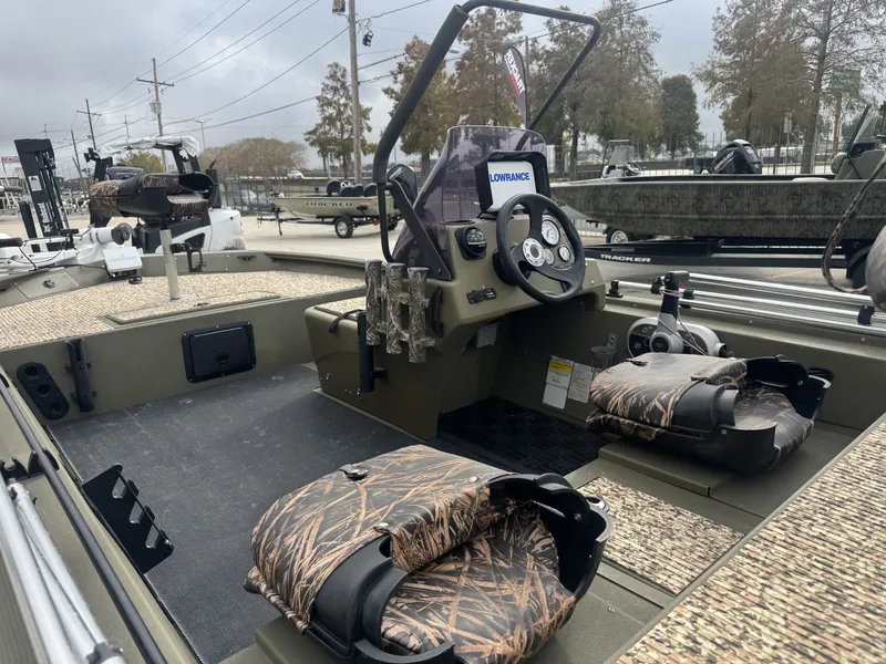 Slide: The Image of Tracker Grizzly 1754 MVX SC 2017 - 16