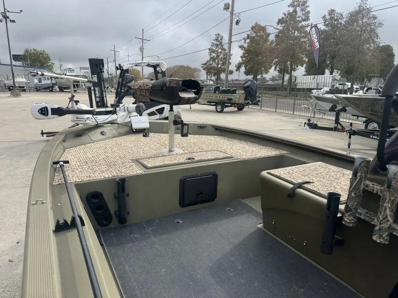 Slide: The Image of Tracker Grizzly 1754 MVX SC 2017 - 17