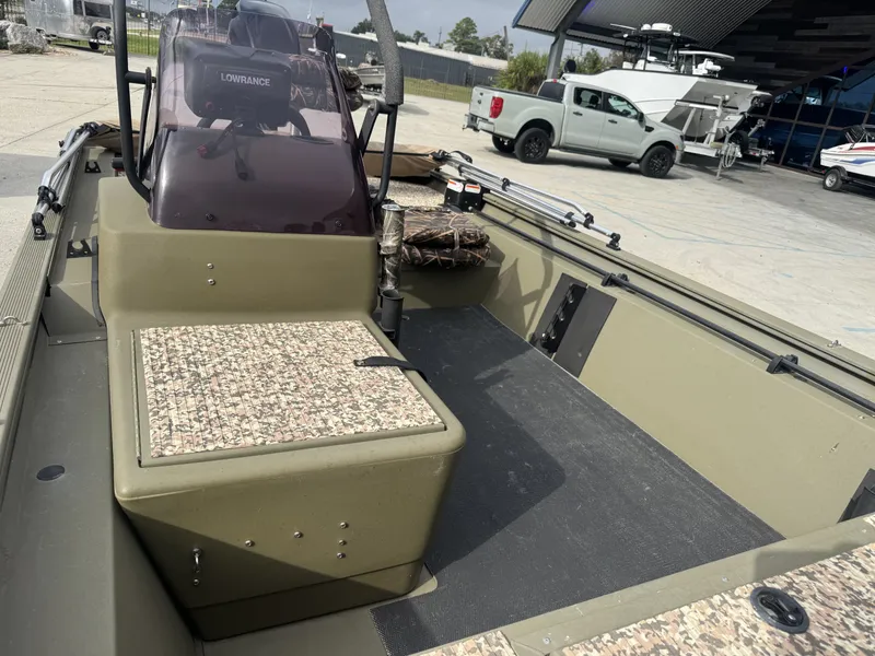 Slide: The Image of Tracker Grizzly 1754 MVX SC 2017 - 8