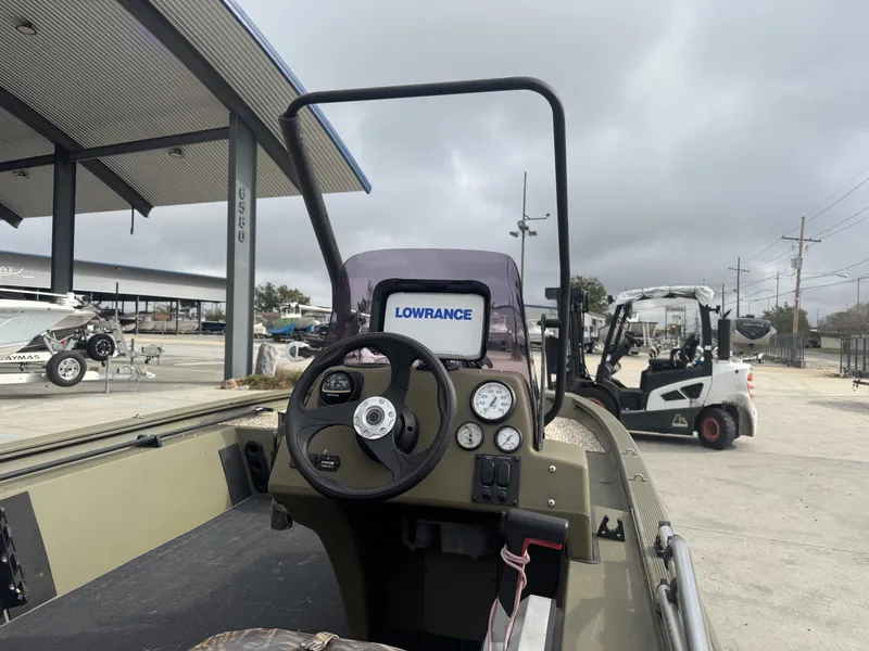 Slide: The Image of Tracker Grizzly 1754 MVX SC 2017 - 9