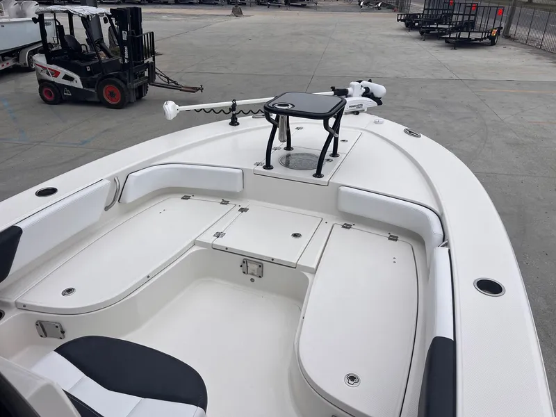 Slide: The Image of Robalo 246 Cayman 2019 - 6
