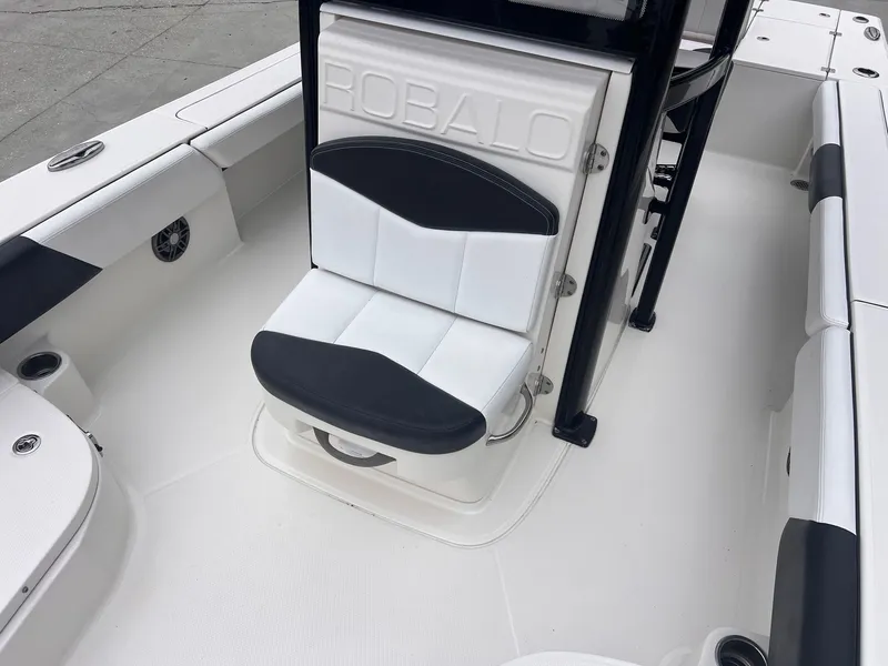 Slide: The Image of Robalo 246 Cayman 2019 - 7
