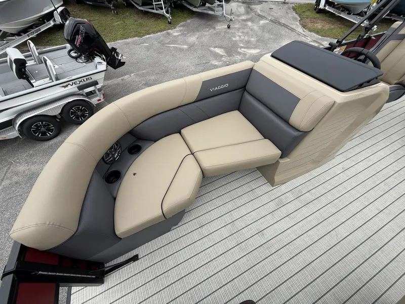 Slide: The Image of Viaggio Lago V 20R-HONDA 115 2026 - 8