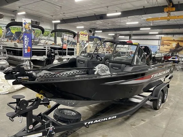 Slide: The Image of Tracker Targa™ V-19 Combo 2026 - 11