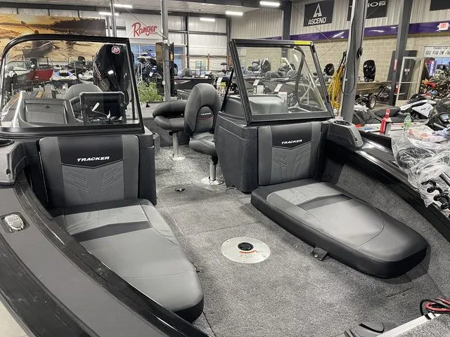 Slide: The Image of Tracker Targa™ V-19 Combo 2026 - 14