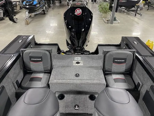 Slide: The Image of Tracker Targa™ V-19 Combo 2026 - 16