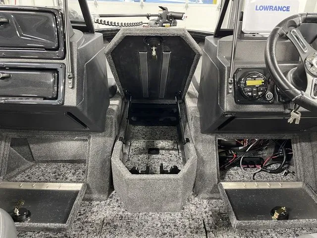 Slide: The Image of Tracker Targa™ V-19 Combo 2026 - 20