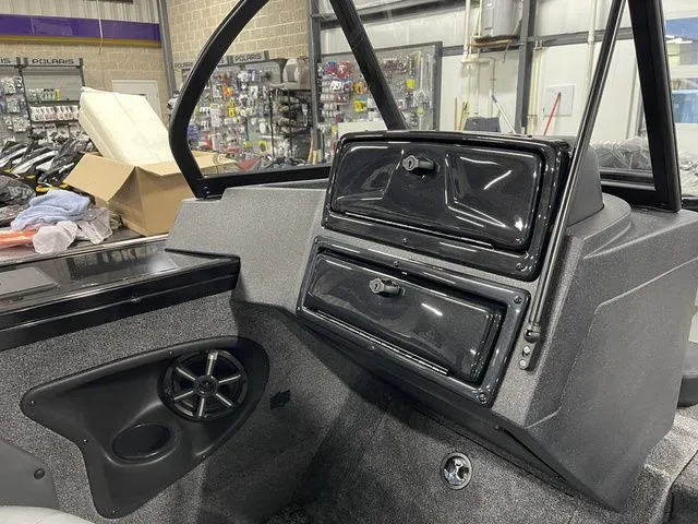 Slide: The Image of Tracker Targa™ V-19 Combo 2026 - 21