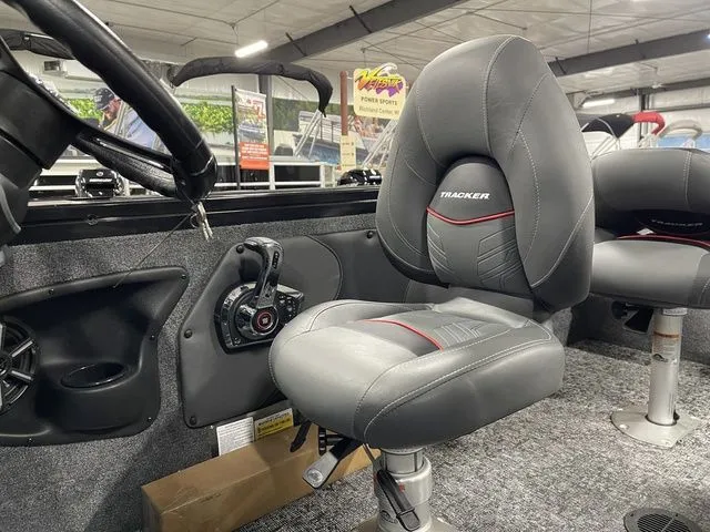 Slide: The Image of Tracker Targa™ V-19 Combo 2026 - 23