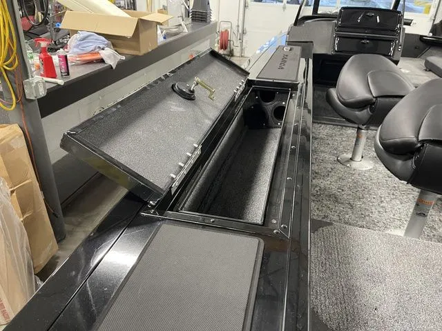 Slide: The Image of Tracker Targa™ V-19 Combo 2026 - 32