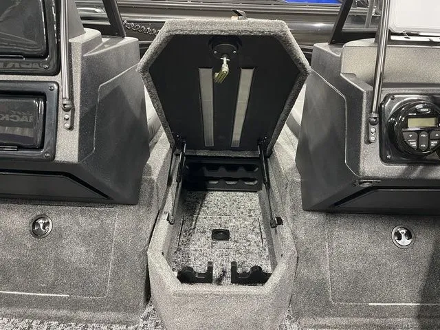 Slide: The Image of Tracker Targa™ V-19 Combo 2026 - 60