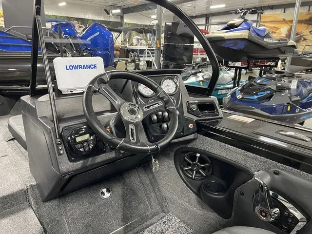 Slide: The Image of Tracker Targa™ V-19 Combo 2026 - 64