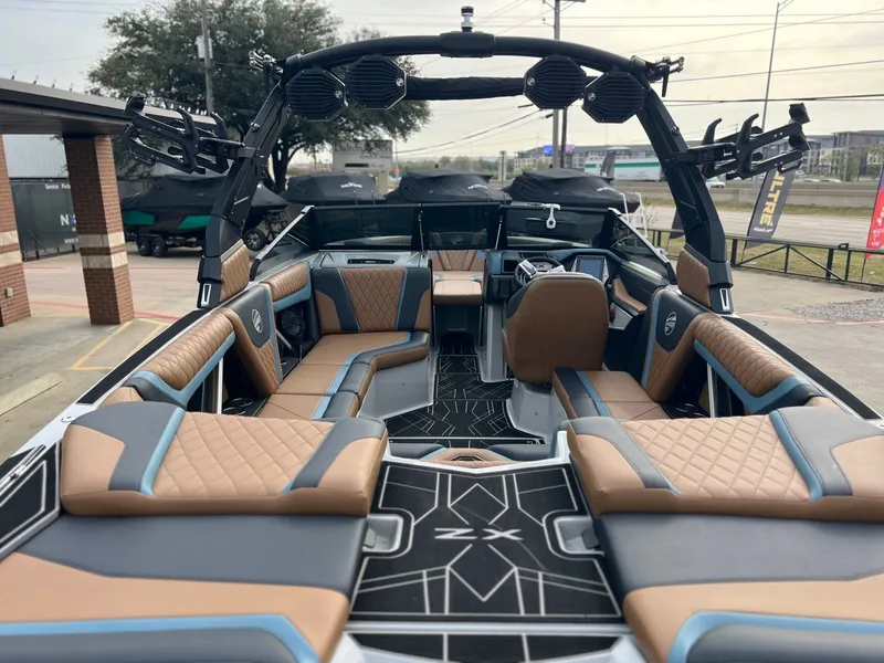 Slide: The Image of Tigé 23ZX 2023 - 10