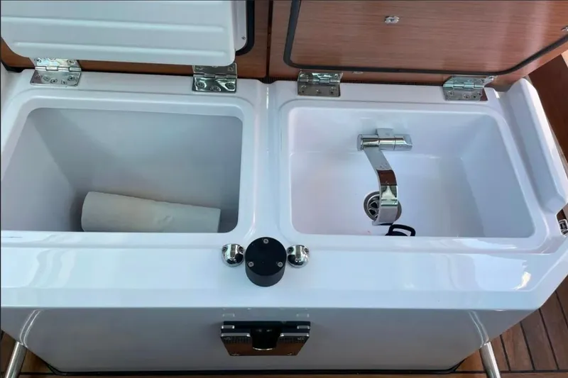 Slide: The Image of Axopar 28 Cabin AC 2021 - 14