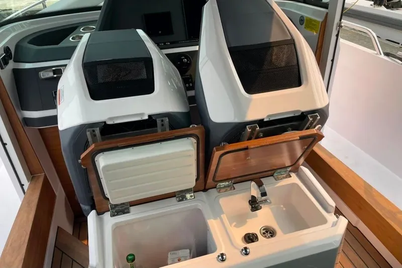 Slide: The Image of Axopar 28 Cabin AC 2021 - 19